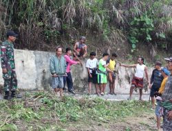Kedekatan Babinsa Koramil Pana Dengan Warga Binaan Dalam Melaksanakan Karya Bakti Pembersihan Saluran Air