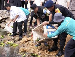 Persiapkan Ketahanan Pangan di Sulbar, Pj Bahtiar Bersama Kapolda Tebar Benih Kepiting di Mako Brimob