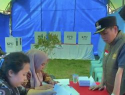 Pastikan  Pilkada Berjalan Lancar, Pj Bupati Mamasa Tinjau Jalannya Pemungutan Suara di Sejumlah TPS