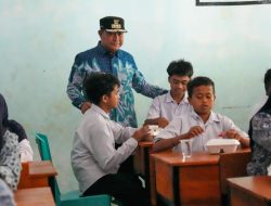 Uji Coba Makan Siang Bergizi Gratis di SMPN 1 Simboro, Pj Bahtiar Juga Salurkan Bantuan Alat Sekolah