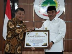 Pj Gubernur Sulbar Beri Penghargaan Kepada OPD Berkinerja Terbaik