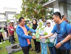 Kelompok Petani Millenial Mamuju Bagikan Bibit Cabe Gratis Kepada ASN Pemprov Sulbar