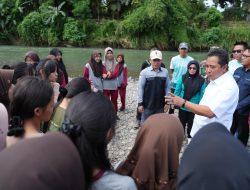 Bersama Pelajar, Pj Gubernur Sulbar Tebar Benih Ikan Nila di Sungai Kalukku