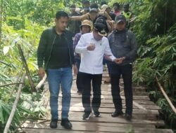 Peduli Warganya, Bupati Mamasa Turun Meninjau Kondisi Jembatan Gantung Kalukku