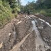Warga Bergotong Royong Perbaiki Jalan Poros Burana-Pangandaran