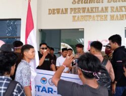 Respon Demonstrasi, Dua Anggota DPRD Mamuju Temui Massa Aksi