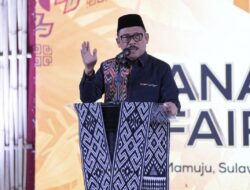 Suhardi Duka Serahkan Hadiah Umroh untuk Peserta Pawai Ta’aruf dalam Rangka Menyambut Tahun Baru Islam