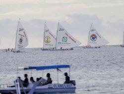 Gempita Etape Penutup Sandeq Silumba 2025, Gubernur SDK dan Wamenpar Saksikan Atraksi 55 Perahu Tradisional