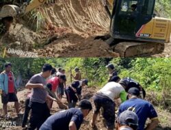 Minim Perhatian Pemkab, Warga Dipelosok Mamasa Kumpulkan Uang Sewa Alat Berat untuk Perbaiki Jalan Rusak