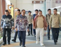 Gubernur Suhardi Duka Jemput Langsung Anggota VI BPK RI Fathan Subchi di Bandara Tampa Padang Mamuju