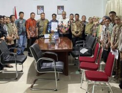 BKD Sulbar Serahkan SK Purna Bhakti kepada Kadis PMD Yakob F. Solon