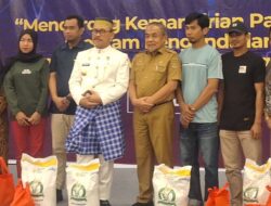 Gubernur dan Wagub Serahkan Secara Simbolis Bantuan Pangan kepada Masyarakat