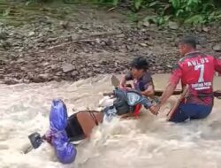 Ketika Jalan Tertutup Longsor dan Banjir, Sang Kades Memilih Tak Menyerah demi Warganya