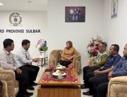 Sekretaris DPRD Sulbar Dampingi Wakil Ketua DPRD Terima LHP BPK atas Kepatuhan Belanja Daerah TA 2025