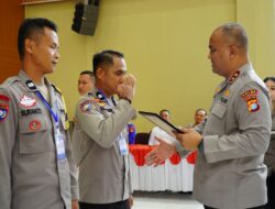 Kapolda Sulbar Serahkan Reward kepada Bhabinkamtibmas Berprestasi