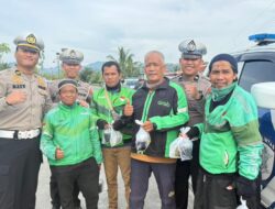 Tebar Berkah Ramadan, Ditlantas Polda Sulbar dan Ojol Ajak Pengendara Tertib Lalu Lintas
