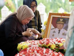 Dalam Isak Tangis, Hj. Fatmawati Salim Terima Lipatan Merah Putih, Simbol Pengabdian Terakhir Sang Jenderal