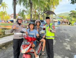 Sambil Berbagi Takjil, Ditlantas Polda Sulbar Sisipkan Edukasi Tertib Lalu Lintas