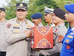 Polda Sulbar Bagikan Bingkisan Lebaran: Wujud Apresiasi dan Kepedulian di Bulan Ramadan