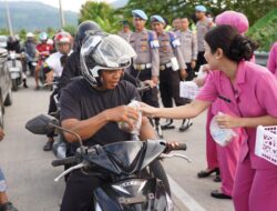Hangatnya Ramadan, Kapolda Sulbar Bersama Bhayangkari Berbagi Takjil di Jalan