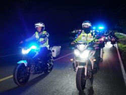 Ditlantas Polda Sulbar dan Ojol Sahur Bareng Sambil Tebar Himbauan Keselamatan Lalu Lintas