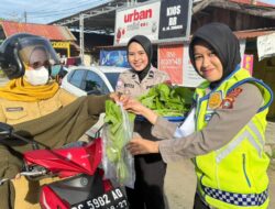 Apresiasi Pengendara Tertib, Ditlantas Polda Sulbar Bagi 100 Paket Sayuran Hasil Panen