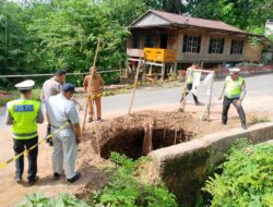 Cegah Kecelakaan, Ditlantas Polda Sulbar Cek Jalan Rusak di Majene dan Polman
