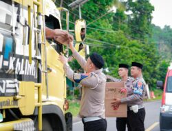 Tebar Kepedulian Ramadan, PJR Ditlantas Polda Sulbar dan PDM Berbagi Takjil