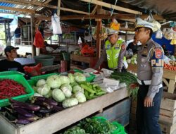 Peduli Ekonomi Rakyat, Dirlantas Polda Sulbar Pantau Harga dan Belanja di Pasar Mamuju