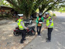 Peduli Sesama, PJR Ditlantas Polda Sulbar Sasar Ojol hingga Tukang Parkir di Jumat Berkah