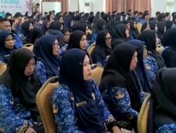 Bupati Arsal Aras Serahkan SK Perpanjangan Kontrak kepada 247 Guru PPPK