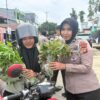 Polantas Menyapa, Ditlantas Polda Sulbar Bagi-bagi Sayur-mayur
