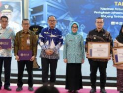 Gubernur Sulbar Beri Penghargaan, Mamuju Tengah Unggul di Bidang Inovasi