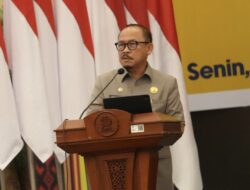 Pesan Gubernur Suhardi Duka untuk Wisudawan UT Majene: Jaga Integritas, Jadilah Penjaga Kepercayaan