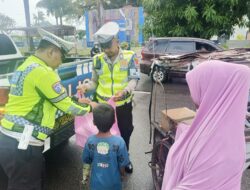 Ditlantas Polda Sulbar Berbagi Makanan Gratis, Pererat Kedekatan dengan Masyarakat