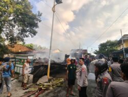 Polisi Lakukan Olah TKP Usai Kebakaran Hanguskan Dua Rumah di Polewali