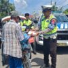 Tebar Berkah di Jalan Raya, Polantas Karib Bagikan Makanan Gratis untuk Warga Mamuju
