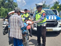 Tebar Berkah di Jalan Raya, Polantas Karib Bagikan Makanan Gratis untuk Warga Mamuju
