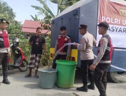 Warga Terdampak Kekeringan Sambut Gembira Bantuan Air Bersih dari Polres Mamuju