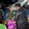 Usai Kunjungi Pana’, Bupati Mamasa Lanjut Salurkan Bantuan untuk Korban Kebakaran di Sumarorong