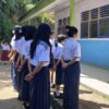 Hari Pertama Masuk Sekolah, Kepsek SMPN 3 Tabulahan Sambut Siswa dengan Penuh Keramahan