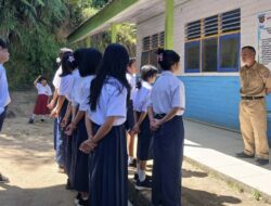 Hari Pertama Masuk Sekolah, Kepsek SMPN 3 Tabulahan Sambut Siswa dengan Penuh Keramahan