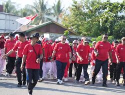 Jalan Santai di Karossa, Bupati Mateng Arsal Aras Ajak Warga Semarakkan HUT RI ke-81