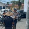 Polantas Polda Sulbar Sapa Pekerja Jalanan, Bagikan Makanan dalam Aksi Jumat Berkah