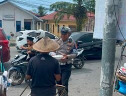 Polantas Polda Sulbar Sapa Pekerja Jalanan, Bagikan Makanan dalam Aksi Jumat Berkah