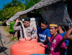Kesulitan Air Bersih, Warga Saloleyang Dibantu Sat PJR Ditlantas Polda Sulbar
