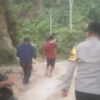 Polri Melayani dengan Hati, Bhabinkamtibmas Evakuasi Nenek Sania 8 Kilometer dari Pegunungan Mambi