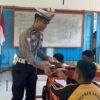 Dekat dengan Pelajar, Ditlantas Polda Sulbar Tanamkan Nasionalisme Lewat Bagi-Bagi Bendera