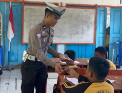 Dekat dengan Pelajar, Ditlantas Polda Sulbar Tanamkan Nasionalisme Lewat Bagi-Bagi Bendera