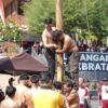Gommok Jadi Tantangan, Panjat Pinang Polda Sulbar Bikin Suasana Makin Meriah